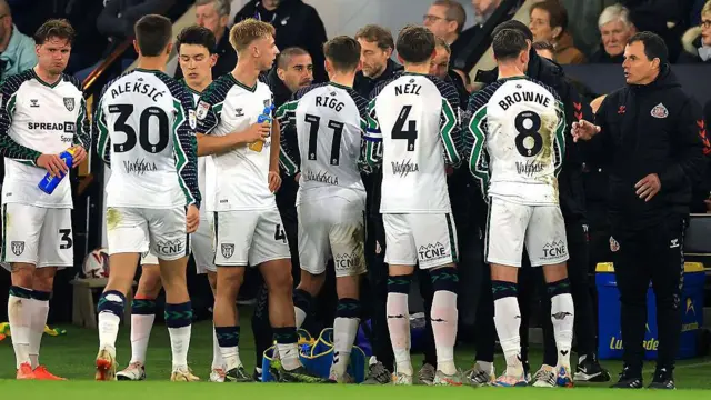 Sunderland manager Regis Le Bris (right) addresses his players during a water break during the game at Norwich City.