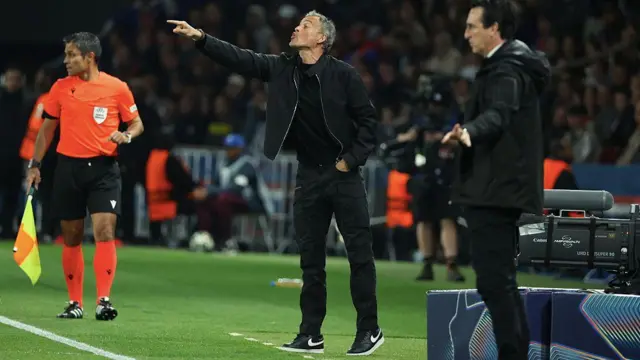 Luis Enrique pointing