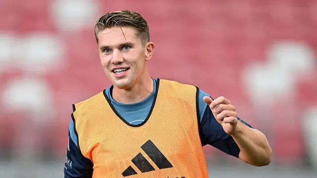 Viktor Gyokeres in an orange training bib