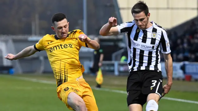 St Mirren's Scott Tanser and Livingston's Jason Holt in action during a cinch Premiership match between St Mirren and Livingston