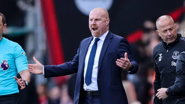 Everton boss Sean Dyche shouts from the touchline