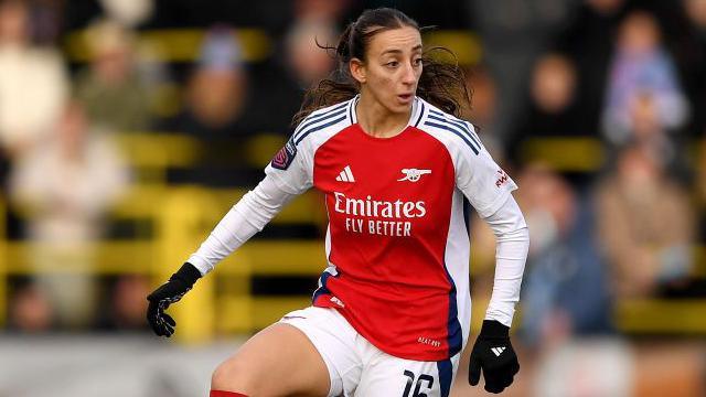 Rosa Kafaji playing for Arsenal