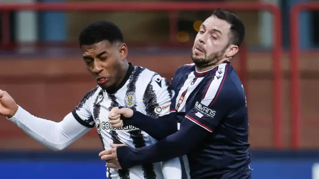 St Mirren's Jayden Richardson and Dundee's Drey Wright