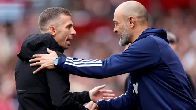 Gary O'Neil and Nuno Espirito Santo shake hands 