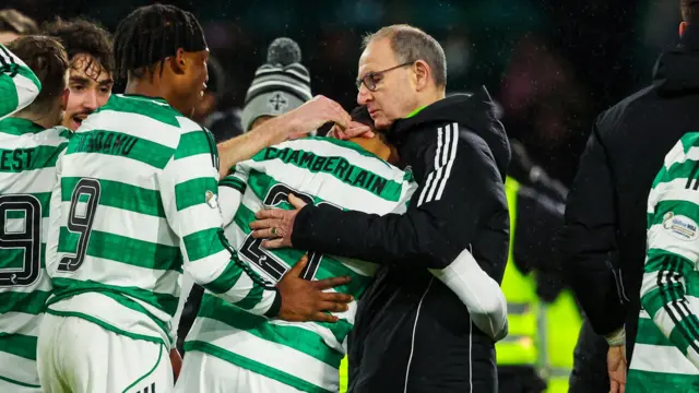 Martin O'Neill with Alex Oxlade-Chamberlain after he scored for Celtic against Livingston