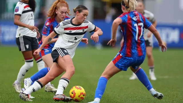 Grace Clinton dribbling with the ball against Crystal Palace