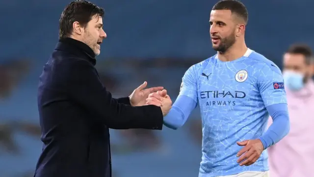 Kyle Walker shakes hands with Mauricio Pochettino