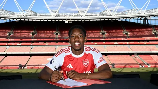  Myles Lewis-Skelly signs a new long term contract 