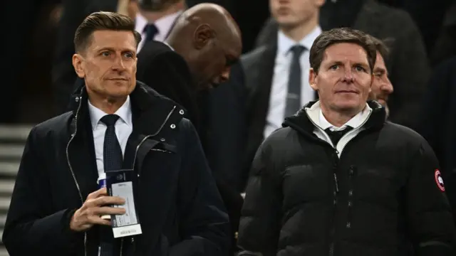  Crystal Palace chairman Steve Parish stands alongside Oliver Glasner at Goodison Park