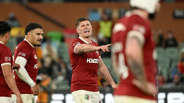Owen Farrell makes orders