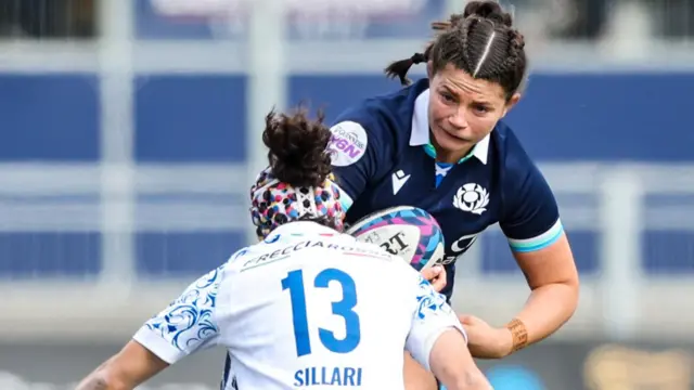 Scotland's Lisa Thomson (R) and Italy's Michela Sillari