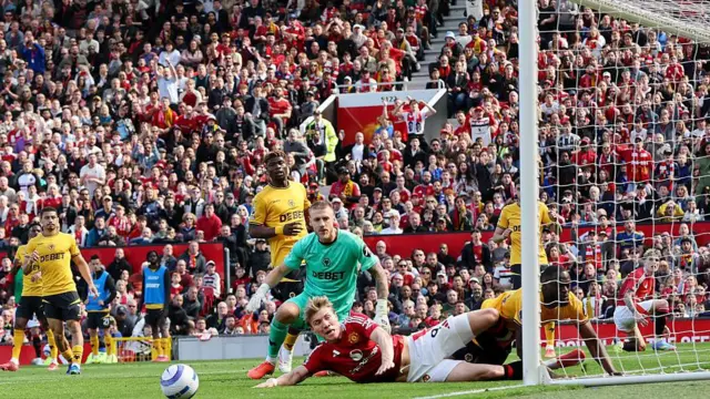 Rasmus Hojlund tries to get on the end of a cross