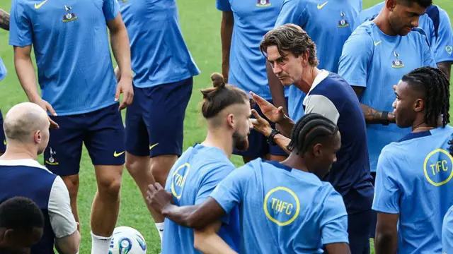 Thomas Frank speaks with his players during a training session