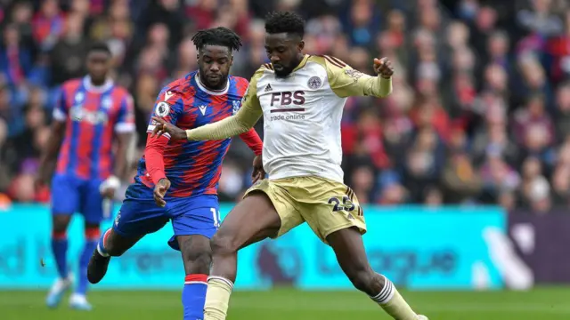 Jeffrey Schlupp of Crystal Palace and Wilfred Ndidi of Leicester City battle for the ball during