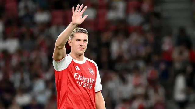 Viktor Gyokeres waves to crowd in Arsenal shirt