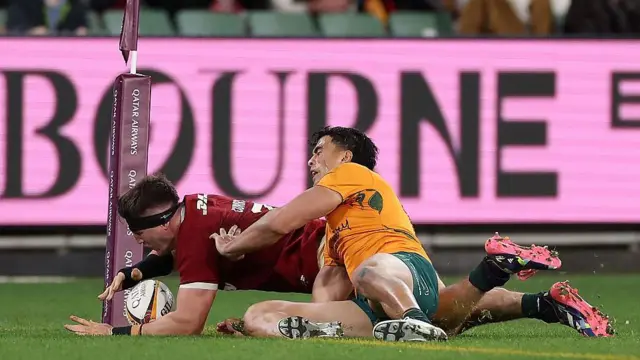 Tom Curry scores a try