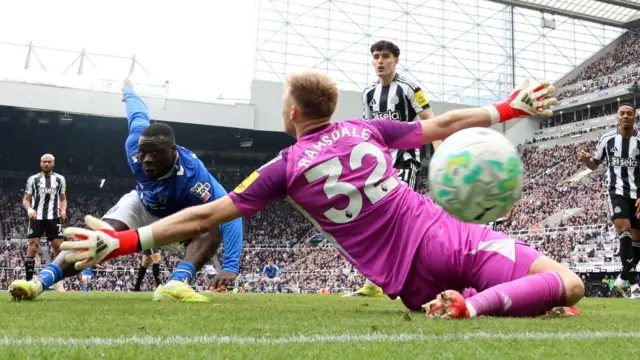 Brian Brobbey scores for Sunderland against Newcastle