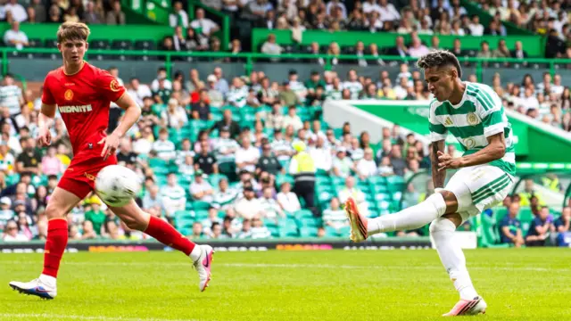 Camilo Duran scores for Celtic against Middlesbrough