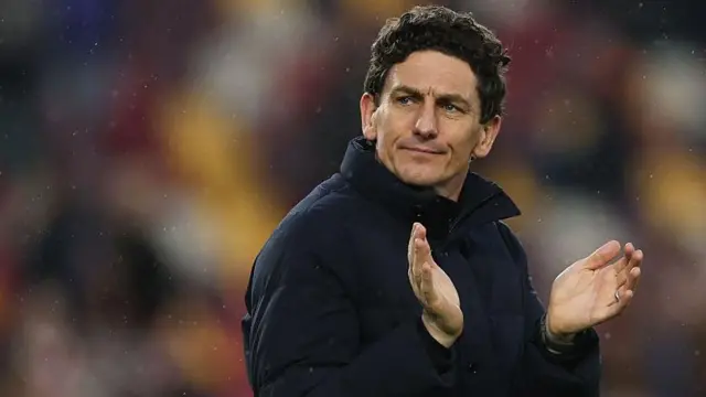 Keith Andrews applauding