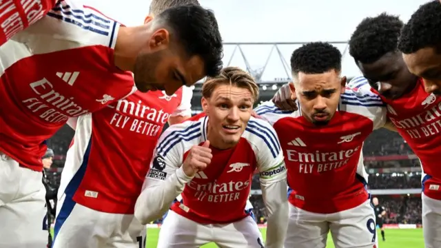 Martin Odegaard of Arsenal speaks to his side during a team huddle prior to the Premier League match between Arsenal FC and Nottingham Forest FC at Emirates Stadium on November 23, 2024