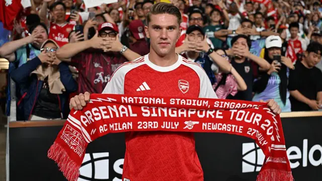 Viktor Gyokeres in an Arsenal shirt in Singapore