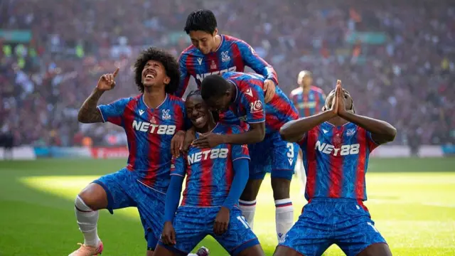 Eberechi Eze and Crystal Palace celebrate goal 