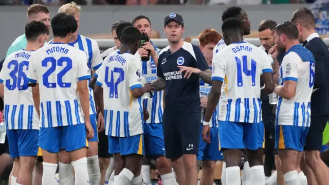 Fabian Hurzeler speaks to Brighton players