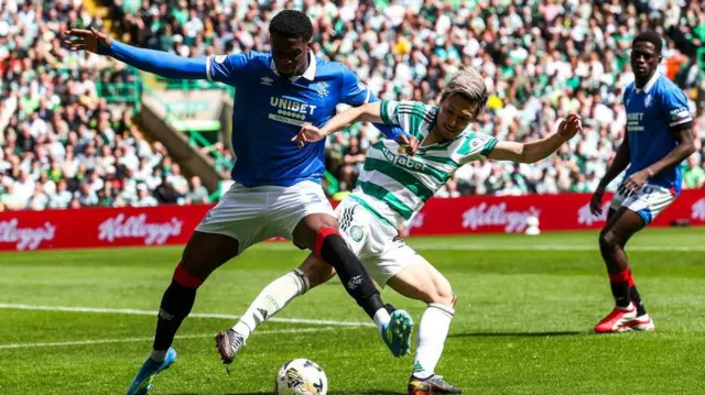Emmanuel Fernandez battles for possession with Daizen Maeda
