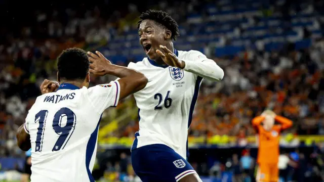 Kobbie Mainoo celebrates with Ollie Watkins