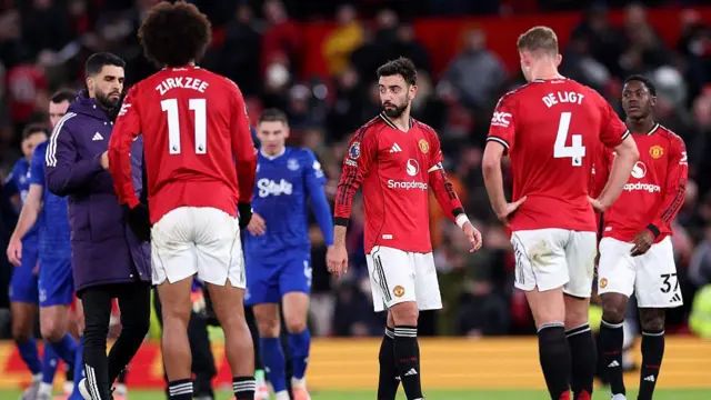 Bruno Fernandes of Manchester United looks on amongst team mates Joshua Zirkzee, Matthijs de Ligt and Kobbie Mainoo
