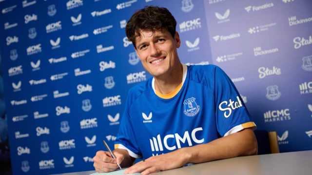 Christian Norgaard signs his Everton contract