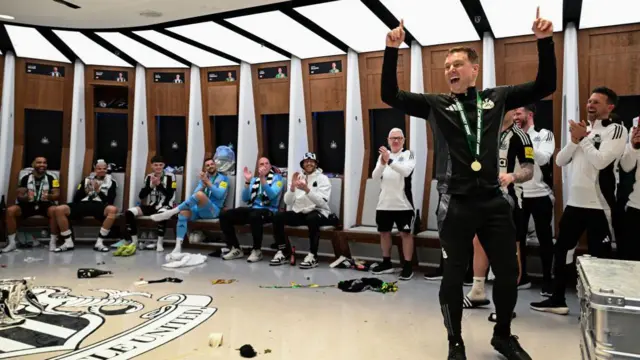 Eddie Howe celebrates after Newcastle United's Carabao Cup final win against Liverpool in 2025