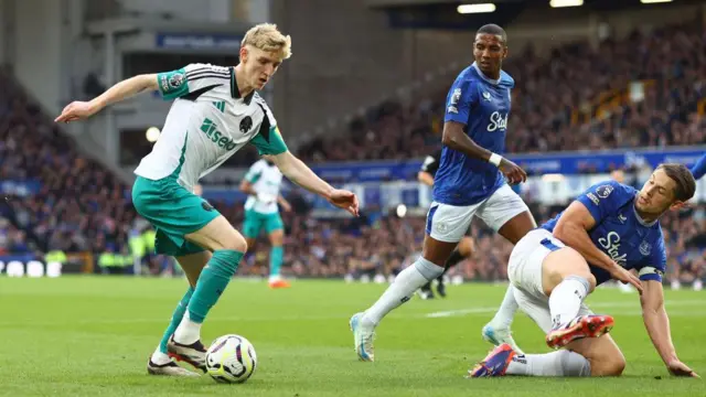  Anthony Gordon of Newcastle United takes on James Tarkowski of Everton