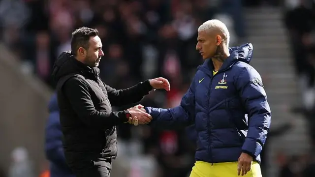 Roberto de Zerbi shakes Richarlison's hand