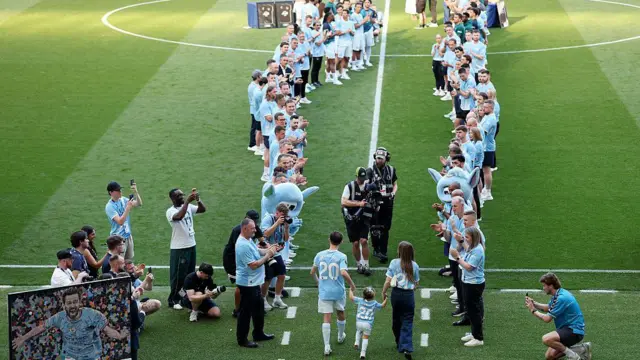 Bernardo Silva recieves a guard of honor 