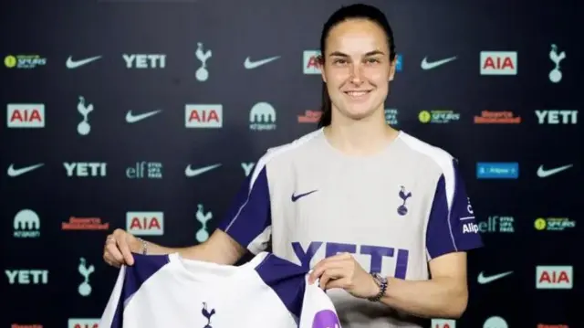Caitlin Dijkstra in Spurs kit 