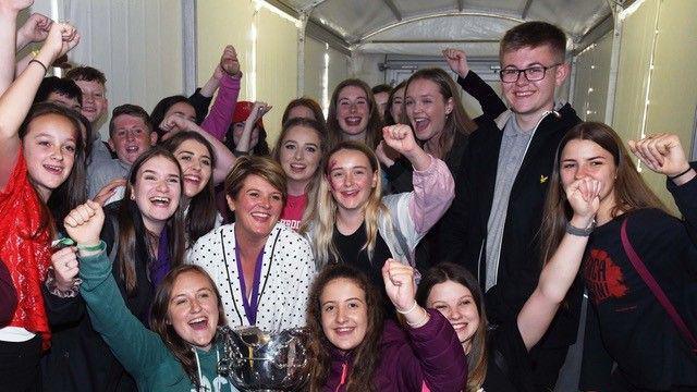 Ennill y Côr Adloniant yn Eisteddfod Genedlaethol Llanrwst