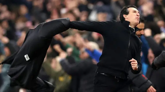 Unai Emery throws his coat