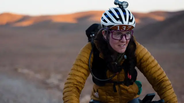 Kerry Nic a' Phì air baidhseagal ann an rèis nam beanntan Atlas.