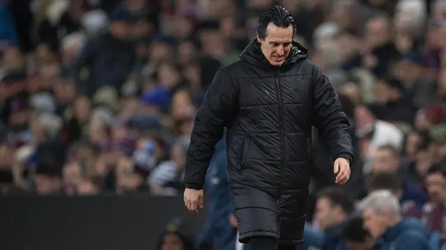 Unai Emery walks with his head down