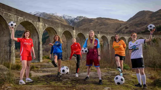 Riochdairean bho Lìog nam Ban aig tuath aig Drochaid-rèile Ghleann Fhionnainn