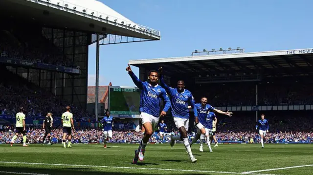 Iliman Ndiaye scores for Everton