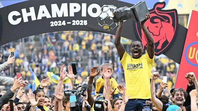 Noah Sadiki celebrates after winning the Jupiler Pro League 