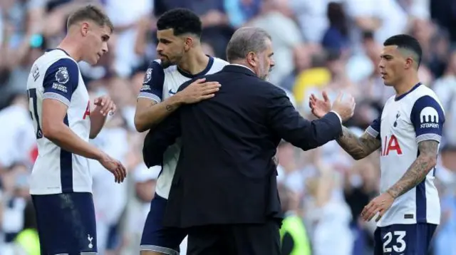 Ange Postecoglou with Dominic Solanke, Micky van de Ven and Pedro Porro