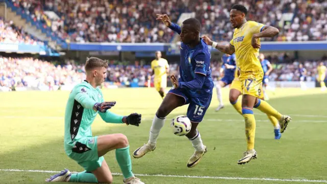 Dean Henderson makes a late save for Crystal Palace