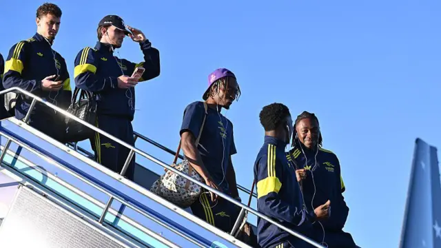 Arsenal players getting off the plane at Budapest