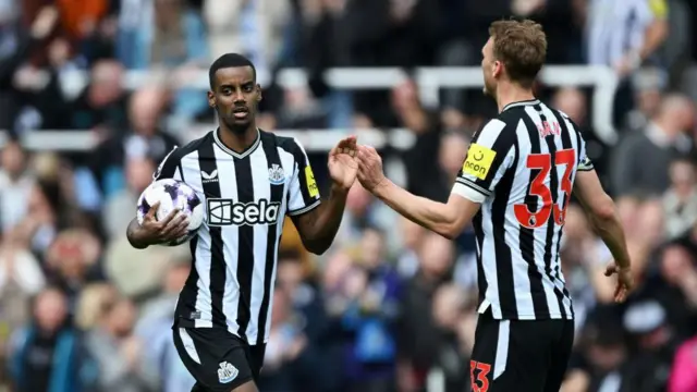 Alexander Isak celebrates with teammate Dan Burn