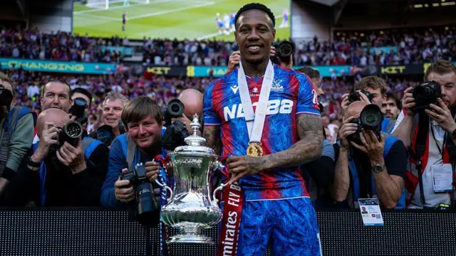  Nathaniel Clyne of Crystal Palace celebrate with a trophy after winning the Emirates FA Cup Final