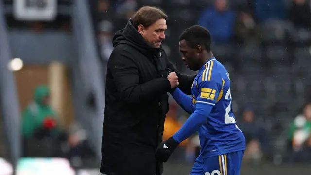 Daniel Farke shakes hands with Wilfried Gnonto