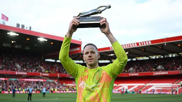 Matz Sels holds up Golden Glove award